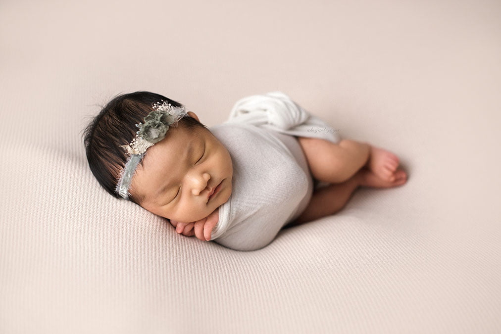 Chicago baby photos from top newborn photographer - infinity blanket baby scene - sleeping newborn - Chicago Baby names 2017 blogpost